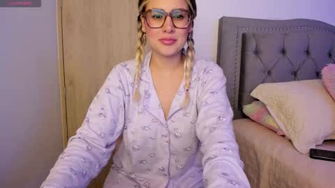 Lia  online show from September 2025 12:03:02 AM