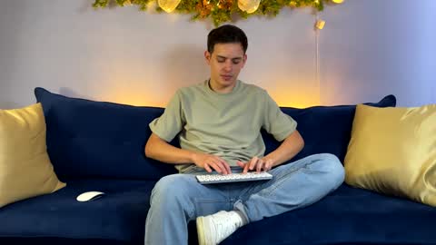 Snapshot of liam_enzho chatting on December 2024 04:57:01 PM Liam online show from December 2024 04:57:01 PM