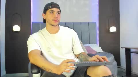 Liam online show from November 2025 09:57:02 PM