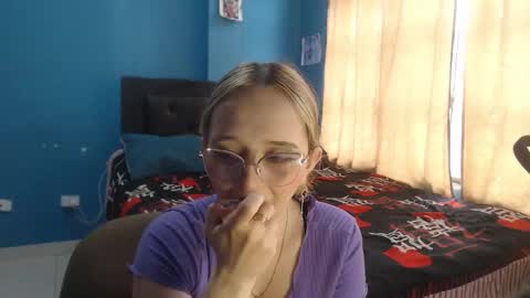 Snapshot of liaroberts1 chatting on October 2025 12:04:02 PM Lia Roberts online show from October 2025 12:04:02 PM