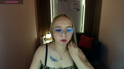 Lia Roberts online show from June 2026 01:56:01 PM