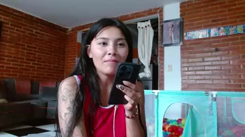 Snapshot of liarouse04 chatting on April 2026 01:37:02 PM Liarouse04 online show from April 2026 01:37:02 PM