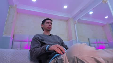 L I I A M online show from March 2025 05:01:01 AM