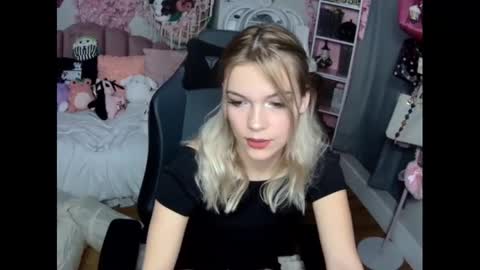 Snapshot of lil__bunny2005 chatting on December 2024 07:47:01 PM Lil Bunny online show from December 2024 07:47:01 PM