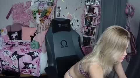 Snapshot of lil__bunny2005 chatting on January 2025 11:14:01 PM Lil Bunny online show from January 2025 11:14:01 PM