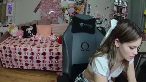 Snapshot of lil__bunny2005 chatting on February 2025 04:15:02 AM Lil Bunny online show from February 2025 04:15:02 AM