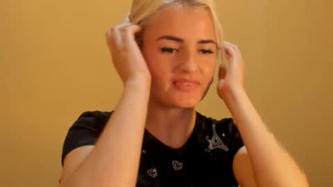 Lili online show from March 2026 06:37:02 PM