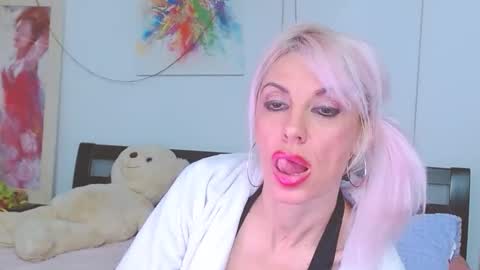 Lara online show from December 2025 06:47:01 PM