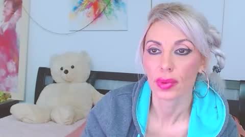 Lara online show from February 2026 07:37:02 PM