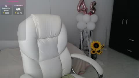 Snapshot of lilly_milf chatting on January 2025 11:11:01 PM Lilly online show from January 2025 11:11:01 PM