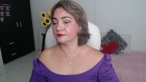Snapshot of lilly_milf chatting on February 2025 12:17:02 PM Lilly online show from February 2025 12:17:02 PM