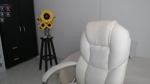 Snapshot of lilly_milf chatting on March 2025 12:52:01 PM Lilly online show from March 2025 12:52:01 PM