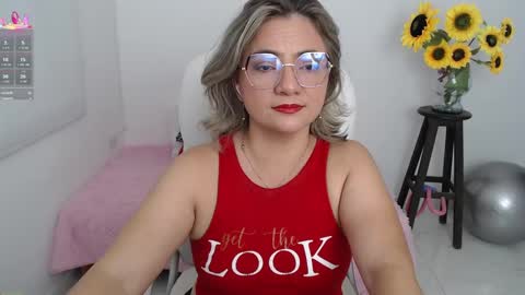 Snapshot of lilly_milf chatting on September 2025 02:51:01 PM Lilly online show from September 2025 02:51:01 PM