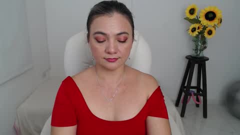 Snapshot of lilly_milf chatting on October 2025 03:41:01 PM Lilly online show from October 2025 03:41:01 PM