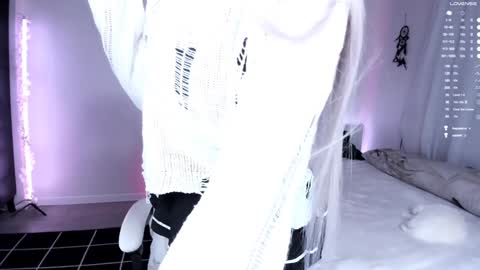 Snapshot of lily_weep chatting on December 2024 01:47:01 AM Lily online show from December 2024 01:47:01 AM