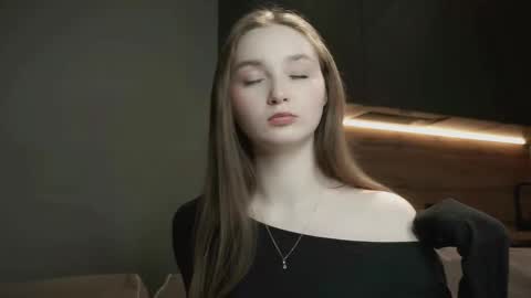 Lina online show from November 2025 05:26:01 PM