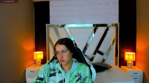  Linda  online show from November 2025 01:06:02 PM