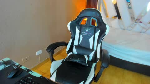  Linda  online show from April 2026 06:19:01 PM