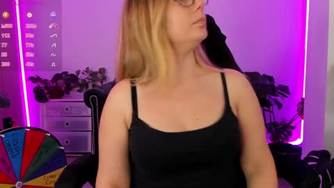 Snapshot of lindawhite_ chatting on January 2025 11:08:01 PM Linda -- online show from January 2025 11:08:01 PM