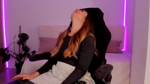 Snapshot of lindawhite_ chatting on November 2025 05:13:01 PM Linda -- online show from November 2025 05:13:01 PM