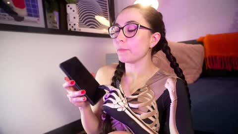 Emily Hill online show from October 2025 08:20:02 PM