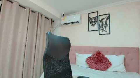 Snapshot of littlemolly_pregnant chatting on May 2026 01:56:02 AM Sarahs Room online show from May 2026 01:56:02 AM
