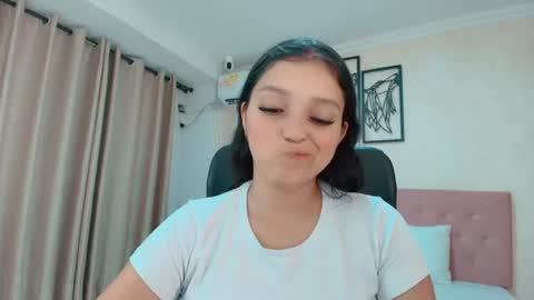 Snapshot of littlemolly_pregnant chatting on July 2026 01:41:02 AM Sarahs Room online show from July 2026 01:41:02 AM