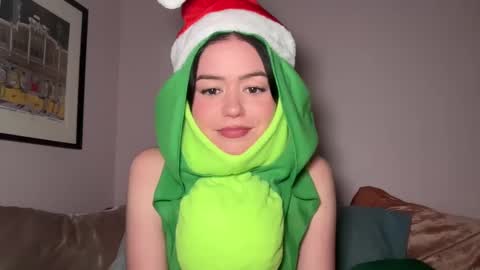 Snapshot of littlesugarpea chatting on December 2024 11:20:02 PM Little Sugar Pea online show from December 2024 11:20:02 PM