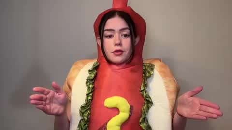 Snapshot of littlesugarpea chatting on October 2025 07:26:02 PM Little Sugar Pea online show from October 2025 07:26:02 PM