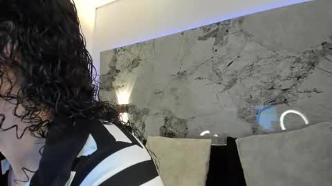 Liz  online show from December 2025 10:53:01 AM