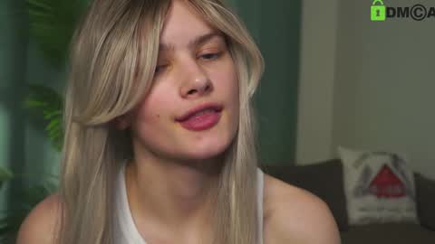 Snapshot of lizbethcoll chatting on January 2025 01:43:02 AM Sunnheart online show from January 2025 01:43:02 AM