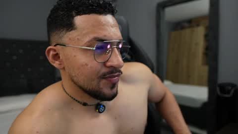 Snapshot of loganmartinx chatting on April 2026 01:22:01 AM loganmartinx online show from April 2026 01:22:01 AM