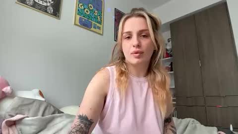 Snapshot of lolaa555 chatting on April 2026 07:00:01 PM lolaa555 online show from April 2026 07:00:01 PM