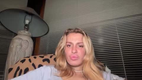 Snapshot of lolaa555 chatting on June 2026 05:52:02 AM lolaa555 online show from June 2026 05:52:02 AM