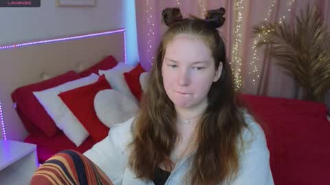 Snapshot of lolly_pump chatting on September 2025 01:33:02 PM Mona online show from September 2025 01:33:02 PM