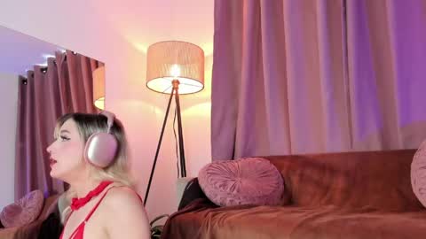 Snapshot of lollypetitte_ chatting on May 2026 07:43:02 PM Lolly online show from May 2026 07:43:02 PM