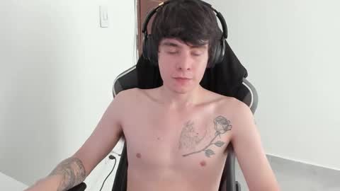 Snapshot of lonelyhotboy0 chatting on October 2025 02:49:01 PM Kevin online show from October 2025 02:49:01 PM