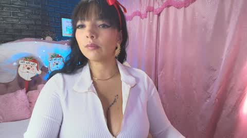 Snapshot of loren_44tits chatting on January 2025 09:50:02 PM Loren online show from January 2025 09:50:02 PM