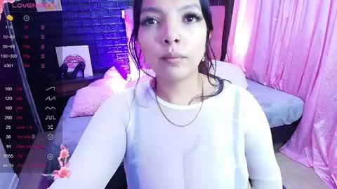 Snapshot of loren_44tits chatting on October 2025 09:23:01 PM Loren online show from October 2025 09:23:01 PM