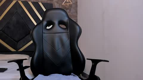  L O R E N Z O  Thumbs Up help  online show from March 2025 09:42:02 PM