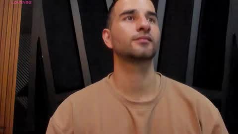  L O R E N Z O  Thumbs Up help  online show from November 2025 05:12:01 PM