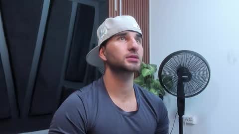  L O R E N Z O  Thumbs Up help  online show from November 2025 05:24:01 PM