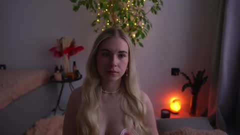 Lorrie online show from September 2025 09:19:02 AM