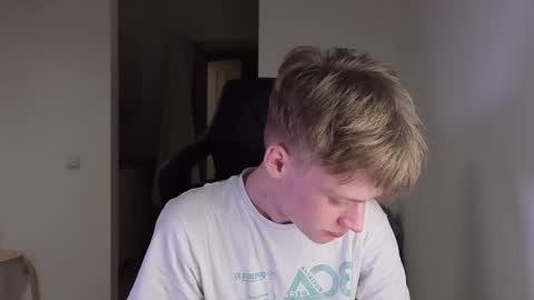 Snapshot of louie_evans chatting on May 2026 05:54:02 PM louie_evans online show from May 2026 05:54:02 PM
