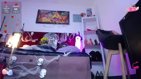 Snapshot of louise_nails chatting on October 2025 12:28:01 PM LouIse online show from October 2025 12:28:01 PM