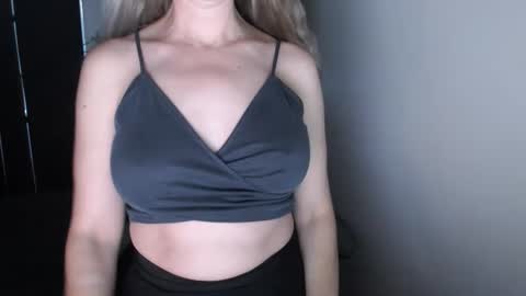 LoVe On  online show from November 2025 03:01:02 PM