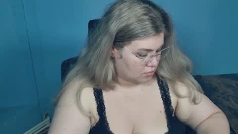 Snapshot of love_wiggy18 chatting on July 2026 04:32:02 AM Ally online show from July 2026 04:32:02 AM