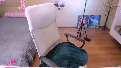 cat-girl online show from September 2025 01:12:02 PM