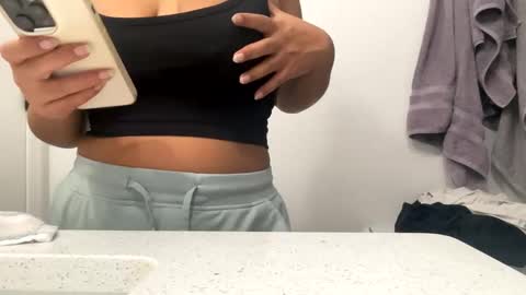 Snapshot of lovellly_ chatting on January 2025 09:47:02 PM Love online show from January 2025 09:47:02 PM