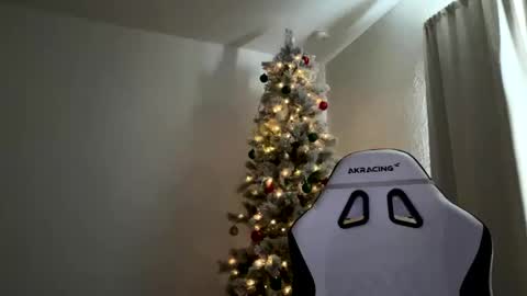 Snapshot of lovellly_ chatting on December 2025 03:54:01 PM Love online show from December 2025 03:54:01 PM